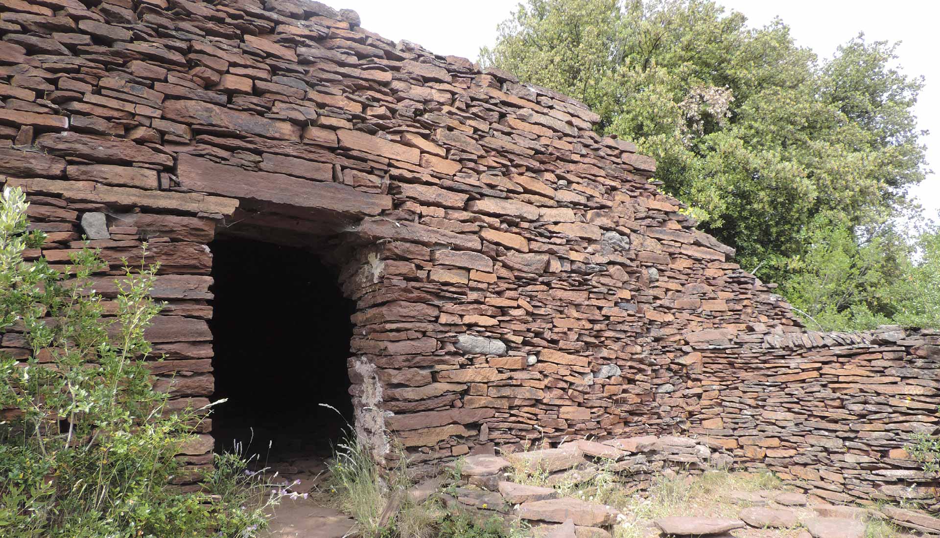 La ruffe est utilisée comme matériau de construction, cabane en pierre sèche en ruffe © Le Puech